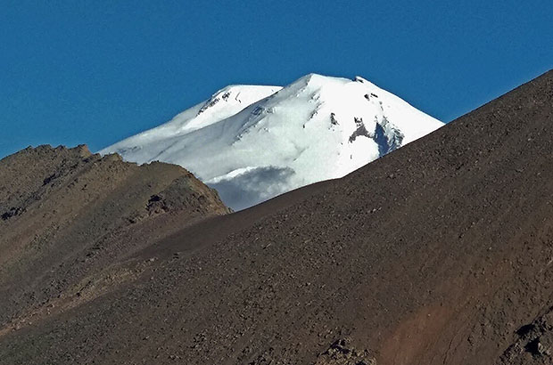 Вид на вершину Эльбрус из ущелья Адыл су